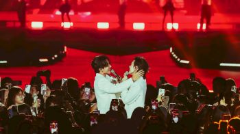 แฟนๆ กรี๊ดสลบ!! ‘เพิร์ธ-แซนต้า’ โชว์จัดเต็ม 2 รอบการแสดง อัดแน่นความสนุก