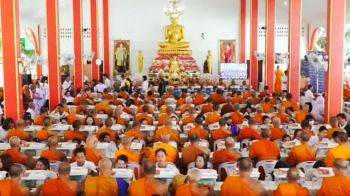 วัดพระธรรมกายจัดพิธี \'ถวายสังฆทาน 323 วัด\' เพื่อพุทธศาสนาในชายแดนใต้