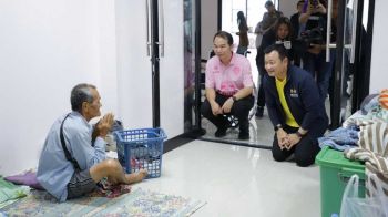 รมว.ท่องเที่ยวฯ \'รุดเยี่ยมผู้อพยพ\' หนีภัยสู้รบ-ที่ศูนย์พักพิงชั่วคราว จ.บุรีรัมย์