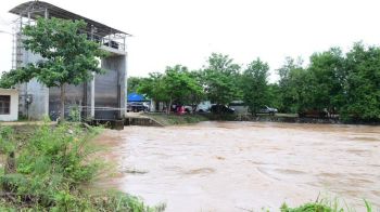 กรมชลปักหลัก เร่งระบายน้ำ ป้องกัน‘สุโขทัย’ หลังน้ำยมทะลัก