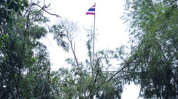 ธงชาติไทยโบกสะบัดเหนือ‘ภูมะเขือ’ ทัพภาค2ยึดเบ็ดเสร็จ วางกำลังเข้มห้ามเขมรล้ำแดน ส่ง‘F16/Gripen’บินถล่มซ้ำ