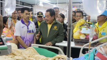 ‘ทวี‘ เยี่ยมศูนย์พักพิงฯ จ.ศรีสะเกษ สั่งการทุกหน่วยงาน ช่วยเหลือประชาชนจนกว่าสถานการณ์จะคลี่คลาย
