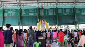 ปชช.ผู้ประสบภัยสุรินทร์ \'รวมใจร้องเพลง\' เทิดพระเกียรติวันเฉลิมพระชนมพรรษา