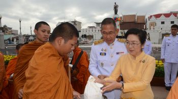 โคราชร่วมใจ ทำบุญตักบาตรพระสงฆ์ เฉลิมพระเกียรติ ‘ในหลวง-รัชกาลที่10’