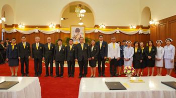 \'มูลนิธิป่อเต็กตึ๊ง\'ลงนามถวายพระพรชัยมงคล\'พระบาทสมเด็จพระเจ้าอยู่หัว\'