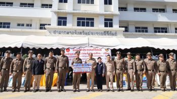 ผู้ว่าประจวบฯ เปิดศูนย์รวมน้ำใจ \'บริจาคสิ่งของ\' สู่ชายแดนรบไทย-กัมพูชา