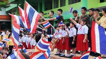 เด็กนักเรียนร่วมใจ! \'ร้องเพลงชาติไทย\' สดุดีเหล่าทหารกล้า-รวมน้ำใจสู่ชายแดน