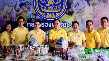 จตุพร-ฉันทวิชญ์ นำทีมพาณิชย์จัดถุงยังชีพบรรเทาความเดือดร้อนประชาชน