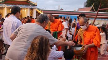 ชาวพิษณุโลก-นทท. ‘ร่วมตักบาตรยามเช้า’ สืบสานศรัทธาไทย-ส่งกำลังใจสู่ชายแดน