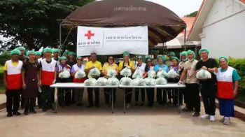 เหล่ากาชาดจังหวัดน่าน ‘ตั้งครัวเคลื่อนที่’ แจกอาหารกว่า 1,500 ชุด ช่วยผู้ประสบภัยน้ำท่วม