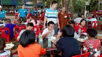 \'ปชป.\'ลงพื้นที่จัดโรงทานเลี้ยงอาหารเย็น พร้อมเยี่ยมให้กำลังใจประชาชนที่ศูนย์อพยพฯ
