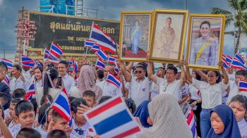 ชาวแหลมงอบแสดงพลังใจ! ‘ร่วมร้องเพลง’ แสดงความรักชาติ-สร้างความสามัคคี