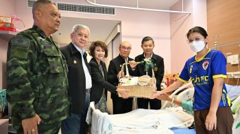 \'มูลนิธิป่อเต็กตึ๊ง\'มอบเงินปลอบขวัญ-กระเช้าสุขภาพแก่ทหารที่บาดเจ็บจากเหตุชายแดน