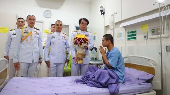 \'ในหลวง-พระราชินี\' พระราชทานตะกร้าสิ่งของ แก่กำลังพลที่ได้รับบาดเจ็บ