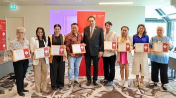 ‘สุชาติ’ มอบตราสัญลักษณ์ ‘Thai SELECT’ โฉมใหม่ ติดดาว ให้ 8 ร้านอาหารไทยในสวิตเซอร์แลนด์