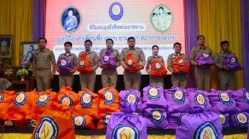 ผู้ว่าฯเชียงราย ‘มอบถุงยังชีพพระราชทาน’ ช่วยผู้ประสบภัยน้ำท่วมจากพายุวิภา