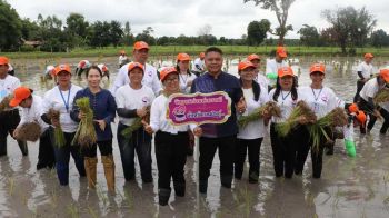 จิตอาสากาฬสินธุ์รวมใจ! ‘ดำนาแปลงสาธิต’ พร้อมมอบทุน-สิ่งของช่วยเหลือชาวบ้าน