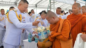 ผบ.ทร.ร่วมพิธีทำบุญตักบาตรถวายพระราชกุศล \'วันแม่แห่งชาติ\' ณ ท้องสนามหลวง