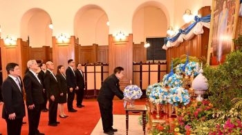 ‘มูลนิธิป่อเต็กตึ๊ง’ถวายแจกันดอกไม้ ลงนามถวายพระพร เนื่องในโอกาสวันเฉลิมพระชนมพรรษา