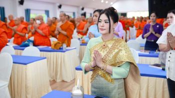 \'มาดามหยก\'ให้กำลังใจคณะสงฆ์ จ.เชียงใหม่ พร้อมมอบปัจจัย ซื้อเครื่องตรวจข้อสอบมหาลัยสงฆ์