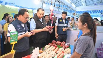 \'สุชาติ\'ยกทัพสินค้าธงฟ้าราคาประหยัดจำหน่ายให้พี่น้องชาวฉะเชิงเทรา ในงาน\'ธงฟ้ากระตุ้นเศรษฐกิจ จังหวัดฉะเชิงเทรา\'