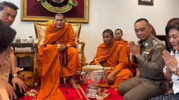 \'หลวงปู่ศิลา\'เจิมป้าย-รดน้ำมนต์ เสริมสิริมงคลให้เจ้าหน้าที่ประจำ บก.ปปป.