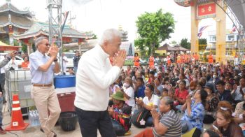 โคราชคึกคัก! ‘สุวัจน์’ นำทีมแจกทานทิ้งกระจาด ช่วยเหลือประชาชนกว่า 4,000 คน