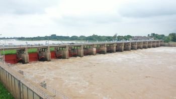 กรมชลฯ ปรับเพิ่มการระบายน้ำเขื่อนเจ้าพระยา รับน้ำหลากจากฝนตกหนัก พร้อมดูแลพื้นที่เสี่ยง