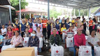 ผู้ว่าฯยโสธร-สภากาชาดฯ ร่วมมอบ ‘ถุงธารน้ำใจ’ ช่วยผู้ประสบภัยน้ำท่วมอำเภอป่าติ้ว