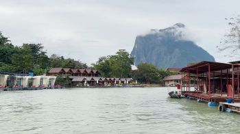 สกู๊ปพิเศษ : เลย สวย ชิว ล่องแพน้ำหลีก เมืองเฟือง สปป.ลาว  ธรรมชาติใสเย็น หมอกยามเช้า และพระบิณฑบาตบนเรือ