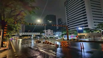 สนย.ติดตั้งคานเหล็ก-ม่านโซ่เตือนความสูง ก่อนขึ้นสะพานข้ามแยกพญาไทหลังรถชนซ้ำซาก
