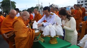 ชาวโคราชน้อมรำลึก! รองผู้ว่าฯนำ ‘ทำบุญตักบาตร’ ถวายเป็นพระราชกุศลรัชกาลที่ 8