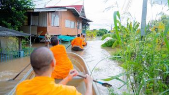 ‘น้ำใจกลางวิกฤติ’ คณะสงฆ์และมูลนิธิธรรมกาย พายเรือฝ่าน้ำท่วม มอบถุงยังชีพแก่ชาวบ้านอยุธยา