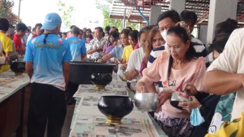 อนุรักษ์วัฒนธรรม! ชาวเบตงร่วมพิธีทำบุญวันสารทเดือนสิบ ‘ส่งตายาย’ เนืองแน่นวัด
