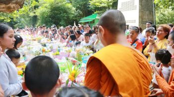 สืบสานประเพณี! ชาวพังงาแห่ ‘ช่อ-จาด’ ร่วมงานสารทเดือนสิบอย่างคึกคัก