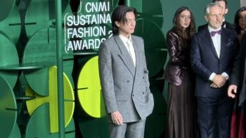‘กลัฟ คณาวุฒิ’ ออร่าระดับโลก ดาราไทยคนเดียวในงาน ‘CNMI Sustainable Fashion Awards’