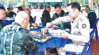 กองทัพไทยลุยสร้าง‘รั้วชายแดน’ ‘อรัญประเทศ’จุดแรก เสาคอนกรีตขึงลวดหนาม ระยะทาง5กม.สกัดผีพนัน