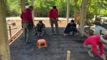 ตำรวจตระเวนชายแดน จิตอาสาร่วมสร้างบ้านช่วยเหลือผู้ยากไร้ในพื้นที่ อ.แม่แตง จ.เชียงใหม่