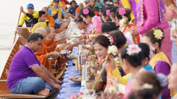 ปทุมธานี รักษาประเพณีเก่าแก่ สภาวัฒนธรรม จัดงานประเพณีตักบาตรพระร้อยร่วมใจถวายบัว