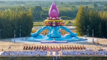 พุทธศาสนิกชนร่วมตักบาตรเทโว 500 รูป เนื่องในวันออกพรรษา ณ พุทธอุทยานนานาชาติ หนองคาย