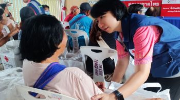 กาชาดแม่สะเรียงช่วยภัยน้ำท่วม! มอบ ‘ชุดธารน้ำใจ’ พร้อมเยี่ยมผู้ป่วยติดเตียง