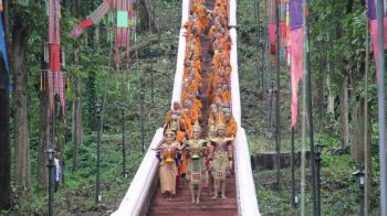 บุรีรัมย์จัดใหญ่! ‘ตักบาตรเทโวฯ’ พระสงฆ์เดินลงภูเขาไฟกระโดงด้วยบันไดนาค