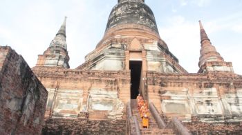 อยุธยาสืบสาน! ‘ตักบาตรเทโวฯโบราณ’ พระสงฆ์เดินลงจาก ‘เจดีย์ชัยมงคล’