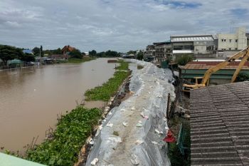กรมโยธาฯ เดินหน้าระบายน้ำเต็มกำลัง พร้อมเสริมคันดินระบบป้องกันน้ำท่วมชุมชนเสนา