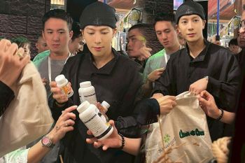 แจ็คสัน หวัง สร้างกระแส! หอบ ‘สุภาพโอสถ’ กลับจีน หลังร่วมงาน Under The Castle