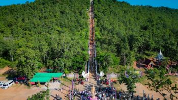 กาฬสินธุ์จัดใหญ่! ‘ตักบาตรเทโวเขาภูสิงห์’ คนนับหมื่นแห่ร่วมงานบุญใหญ่