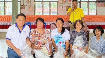 รองประธานสภา ฉลาด ลุยน้ำท่วมช่วยชาวบ้านกว่า 2 พันคน