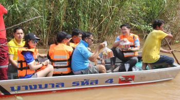 ‘เต้ พระราม 7’ นำทีม! ลงพื้นที่บางบาล ‘มอบถุงยังชีพ’ แก่ผู้ประสบภัยน้ำท่วม