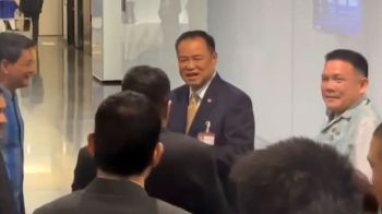 ‘2 อธิบดี’ถือพวงมาลัยขอบคุณนายกฯ โยกกลับนั่งตำแหน่งเดิม