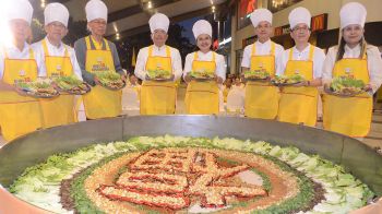 ททท.โคราชชวนกินเจ เมนู “มหาลาภ”(ลาบ) กระทะยักษ์ 2.4 เมตร